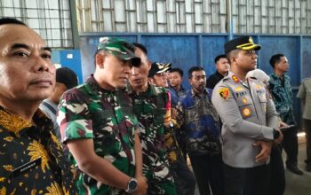 Dandim Karawang Kawal Ketat Sidak Mentan RI di Gudang Bulog, Pastikan Stok Pangan Aman