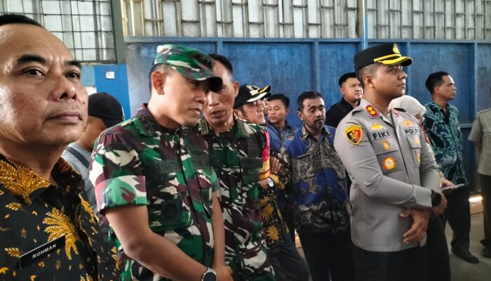 Dandim Karawang Kawal Ketat Sidak Mentan RI di Gudang Bulog, Pastikan Stok Pangan Aman