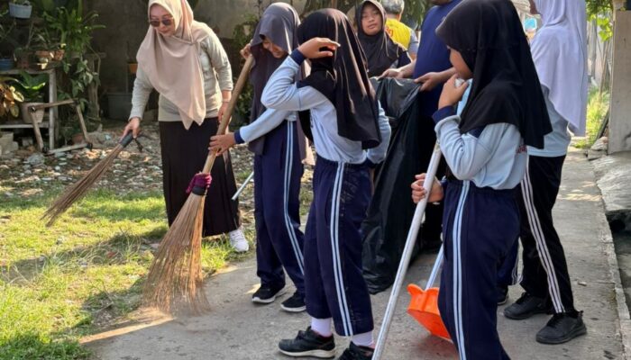 Dukung Program Karawang Bersih, SDN Karawang Wetan III Gelar Kegiatan Jubah Biru di Lingkungan Masyarakat