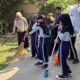 Dukung Program Karawang Bersih, SDN Karawang Wetan III Gelar Kegiatan Jubah Biru di Lingkungan Masyarakat