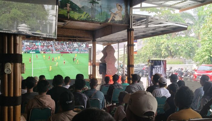 Lewat Bola, Kodim Karawang dan Warga Membaur Tanpa Sekat di Warung Lengkong