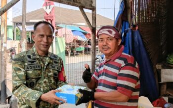 Ringankan Beban Warga, Koramil 0401/Kota Karawang Gelar Aksi Sosial Jumat Berkah