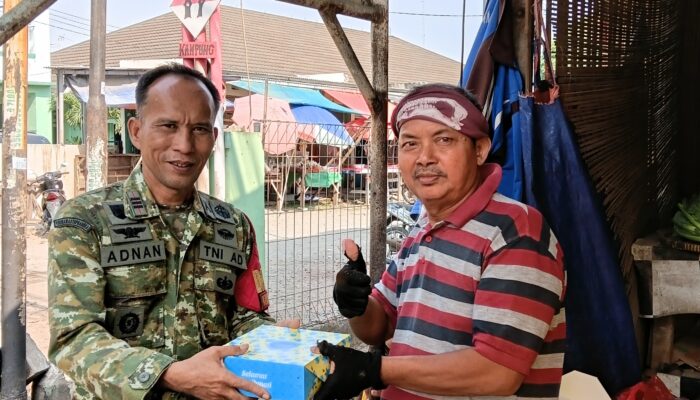 Ringankan Beban Warga, Koramil 0401/Kota Karawang Gelar Aksi Sosial Jumat Berkah