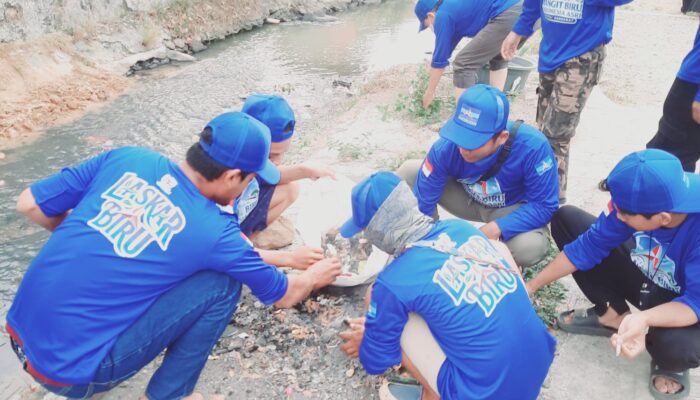 Demokrat Karawang Gelar Aksi Nyata, Ratusan Kader Bersihkan Sungai dan Jalan