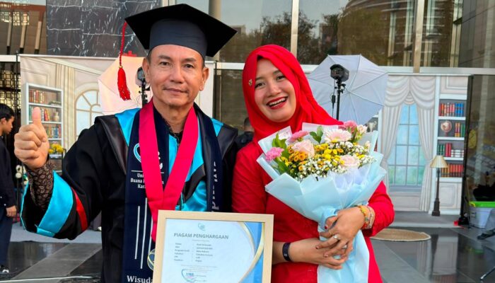 Jurnalis Berusia 55 Tahun Raih Predikat Wisudawan Terbaik UBP Karawang, Bukti Semangat Belajar Tak Mengenal Usia