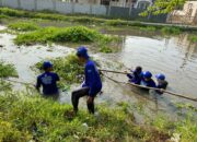 Aksi Langit Biru Indonesia Asri Bikin Jalan Lingkungan dan Saluran Irigasi di Desa Kutamukti Makin Bersih