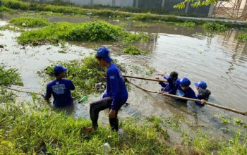 Aksi Langit Biru Indonesia Asri Bikin Jalan Lingkungan dan Saluran Irigasi di Desa Kutamukti Makin Bersih