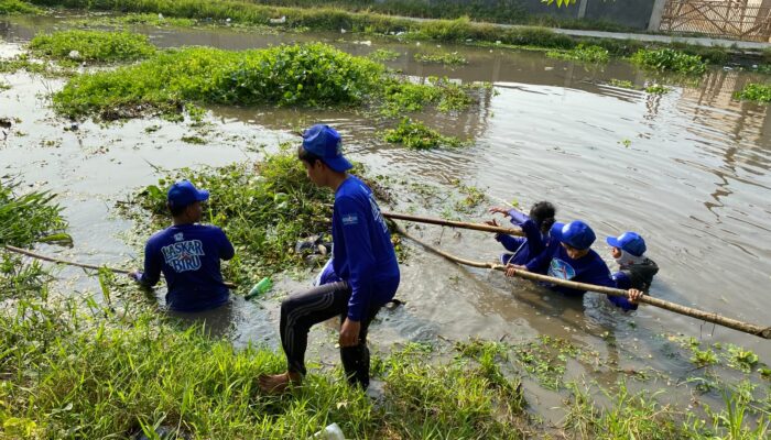 Aksi Langit Biru Indonesia Asri Bikin Jalan Lingkungan dan Saluran Irigasi di Desa Kutamukti Makin Bersih