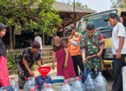 Warga Tegalwaru Terima Bantuan Air Bersih, Babinsa Pastikan Penyaluran Tepat Sasaran