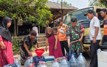 Warga Tegalwaru Terima Bantuan Air Bersih, Babinsa Pastikan Penyaluran Tepat Sasaran