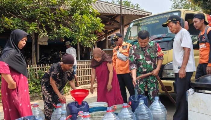 Warga Tegalwaru Terima Bantuan Air Bersih, Babinsa Pastikan Penyaluran Tepat Sasaran
