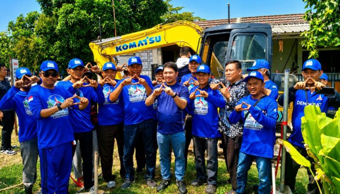 Cegah Genangan, Deddy Indra Setiawan Kerahkan Beko Mini Bersihkan Saluran Air di CKM