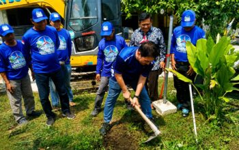 Peduli Lingkungan, Deddy Turun Langsung Bersihkan Saluran Air di Bengle