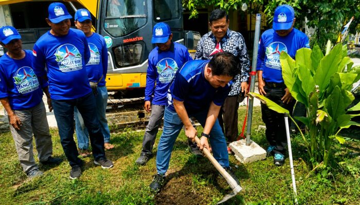 Peduli Lingkungan, Deddy Turun Langsung Bersihkan Saluran Air di Bengle
