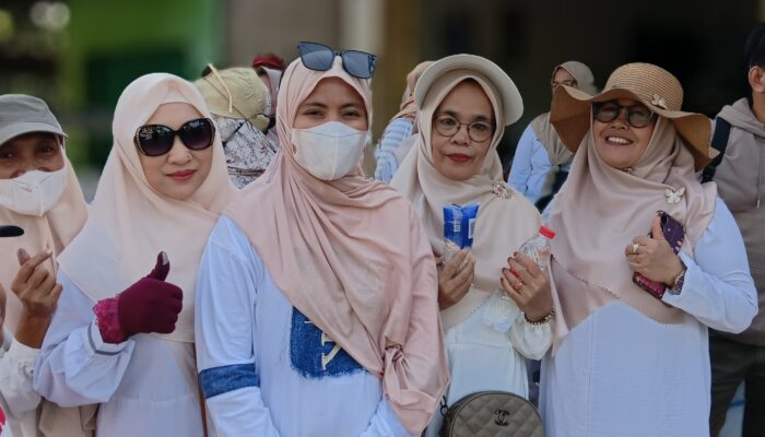 Diiringi Ribuan Warga Jalan Kaki, Teh Alya Resmi Daftar Calon Kades Bengle