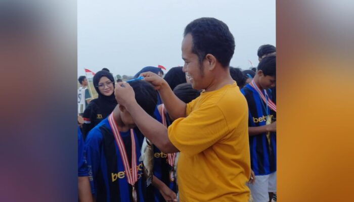 Juara KTTH Cup Dikalungi Ikan Mas, Tradisi Unik Warnai HUT Karawang ke-393