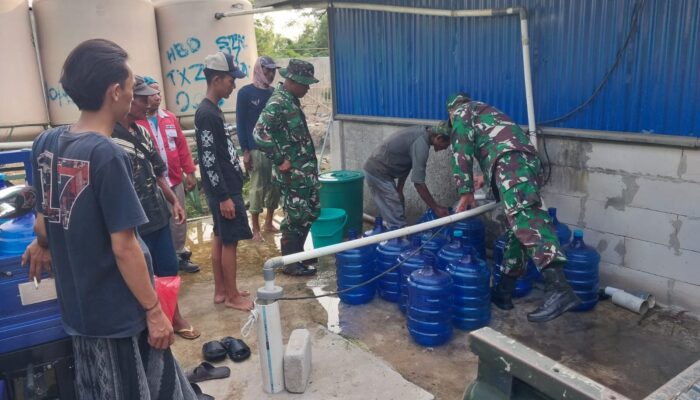 Warga Payungsari dan Sungai Buntu Dapat Bantuan Air Bersih dari Koramil Pedes