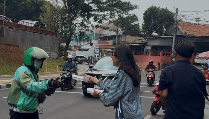 Jumat Berkah BRI Pancoran, Bagikan Nasi Boks untuk Masyarakat Sekitar