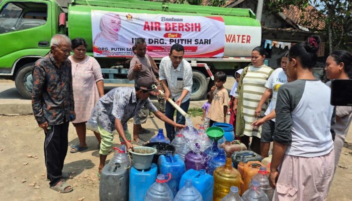 Warga Tanah Baru Karawang Dapat Bantuan Air Bersih dari Putih Sari