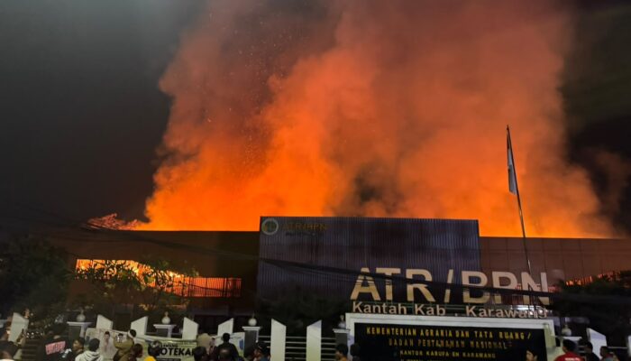 BREAKING NEWS: Kebakaran Hebat  Landa Kantor BPN Karawang, 5 Unit Pemadam Dikerahkan