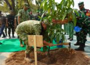 Danrem 063/SGJ Bersama Dandim Karawang Lakukan Penanaman Pohon di Makodim 0604/Karawang